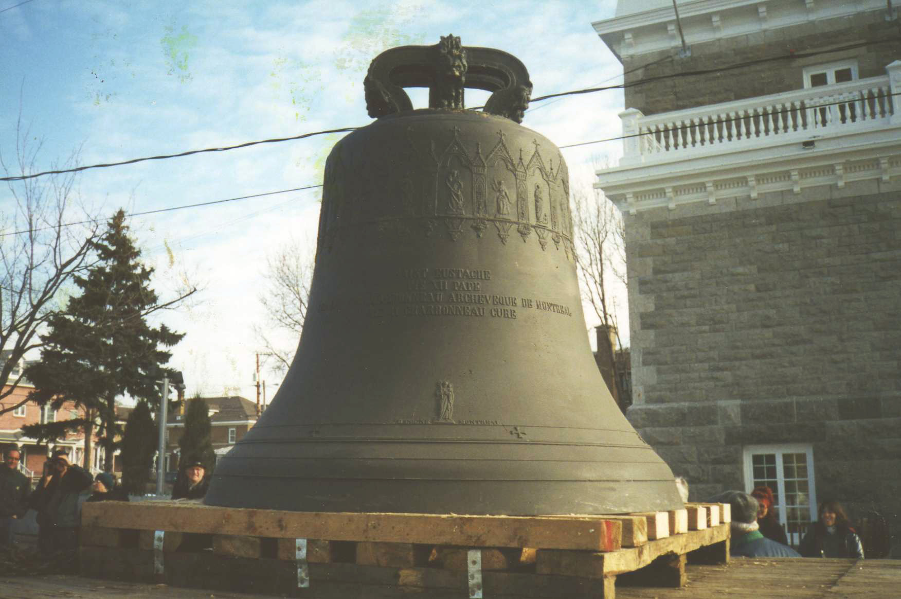 Remise de la cloche après restauration 2001